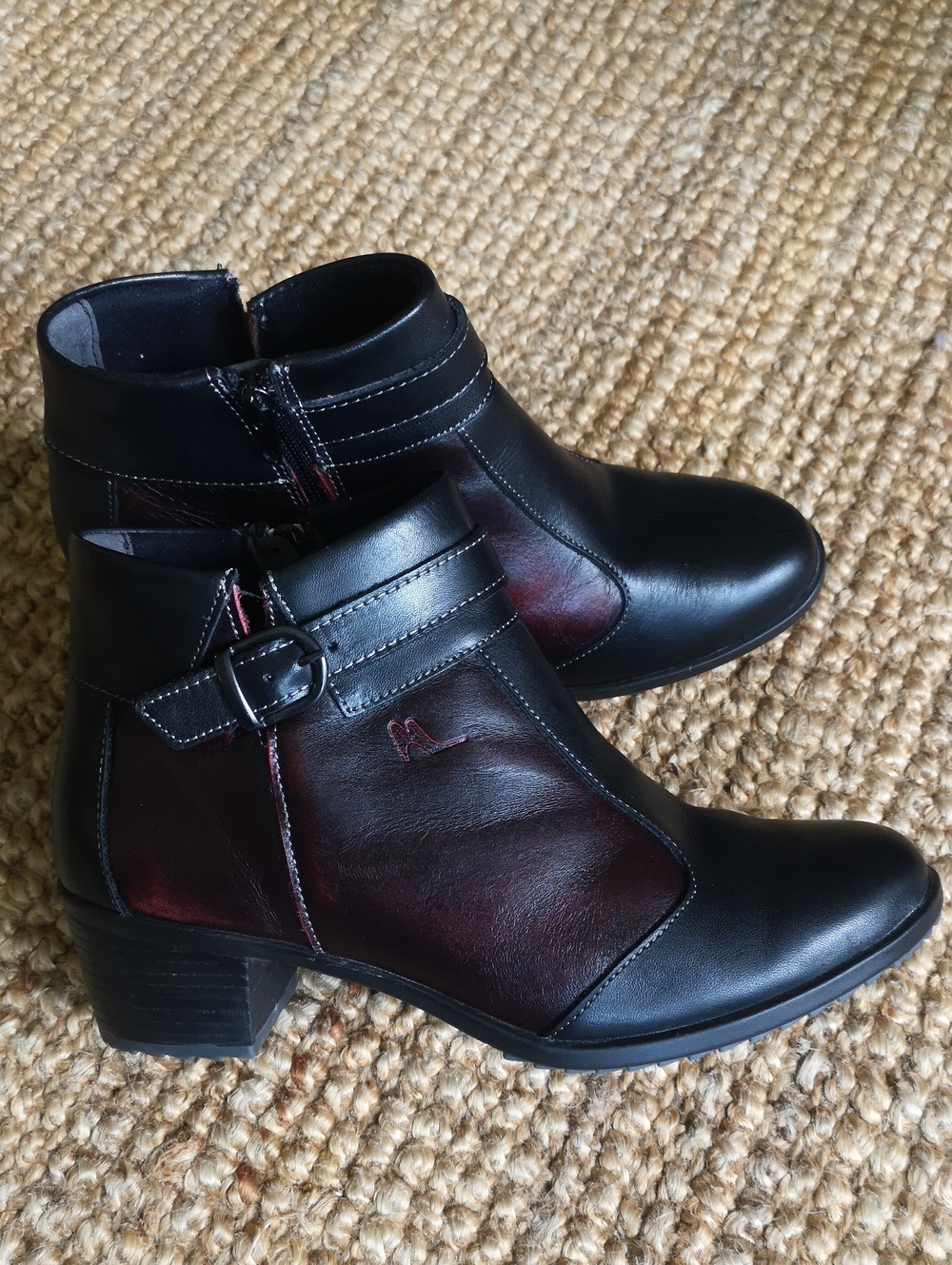 Suave burgundy and black leather ankle boots